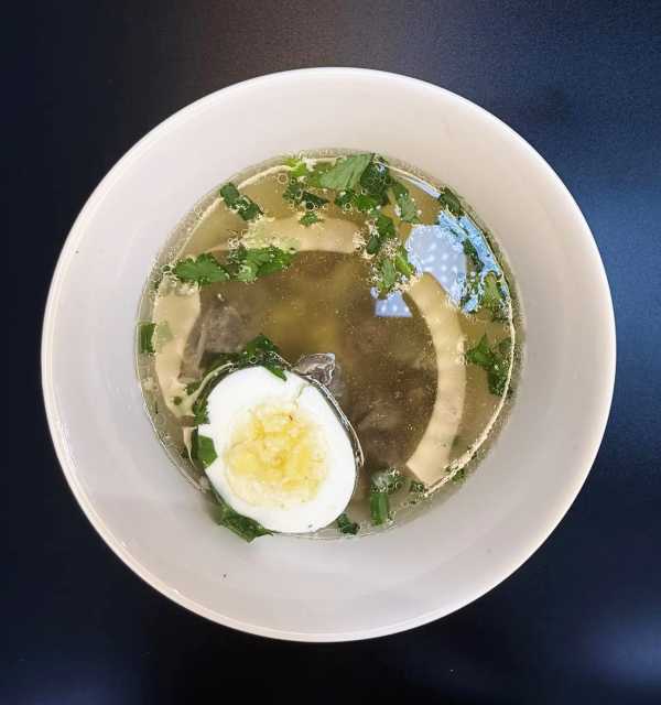 Бульон куриный с яйцом и потрошками