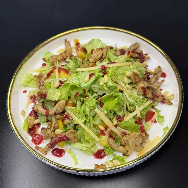 Тёплый салат с индейкой и брусничным соусом